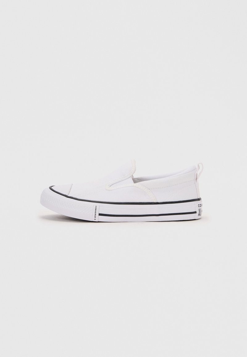 Άσπρο πάνινο αθλητικό παπούτσι τύπου slip-on με μαύρη ρίγα στη σόλα και ταινία έλξης στη φτέρνα, αποτυπωμένο σε ουδέτερο φόντο, πλευρική όψη.