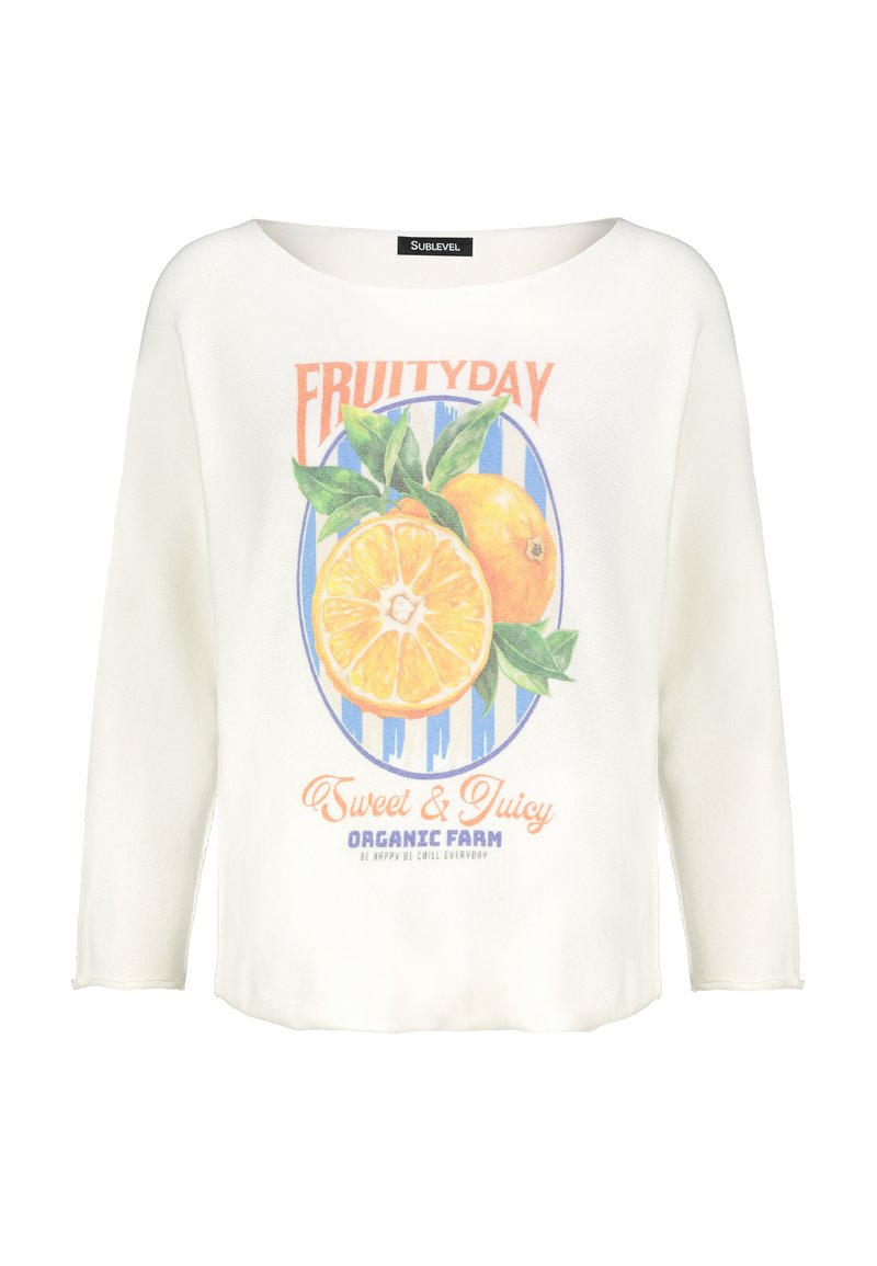 Weißes Langarmshirt mit Rundhalsausschnitt, das ein buntes orangefarbenes Grafikdesign, den Text "Fruity Day" und grüne Blätterakzente zeigt. Weicher Stoff.