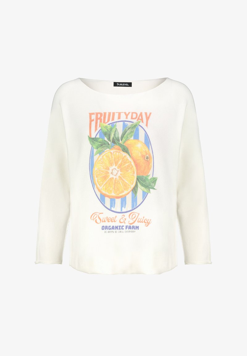 Weißes Langarmshirt mit Rundhalsausschnitt, das ein buntes orangefarbenes Grafikdesign, den Text "Fruity Day" und grüne Blätterakzente zeigt. Weicher Stoff.
