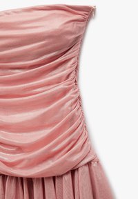 Robe sans bretelles rose avec un tissu froncé et scintillant, d'une texture douce et des couches fluides, créant une silhouette drapée.