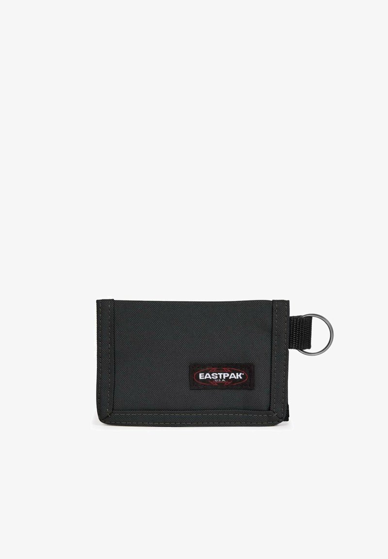 Sort stofpung med rektangulær form, der har en nøglering vedhæftning, stikninger i kanterne og et fremtrædende Eastpak-logo patch.