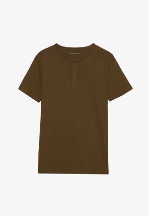 Brun kortermet t-skjorte laget av bomull. Har rund hals med tre knapper og en rett hem. Enkel design, ingen mønstre.