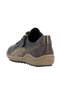 Baskets en cuir noir et marron avec des accents texturés, bout rond, couture décorative et semelle en caoutchouc. Elles disposent d'une fermeture éclair et de lacets.