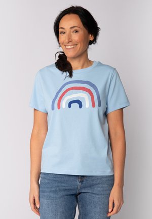 Helles blaues Baumwoll-T-Shirt mit kurzen Ärmeln, das ein gemustertes Regenbogen-Design in rot, weiß, blau und navy über die Brust zeigt.