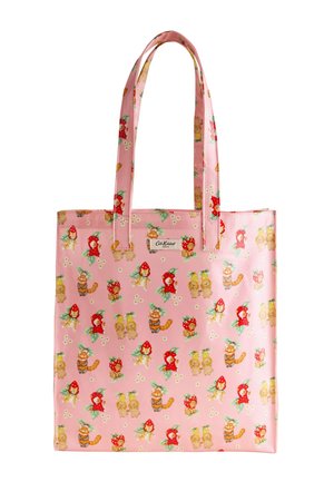 Pinke Tragetasche mit langen Henkeln, die ein sich wiederholendes Muster aus verspielten Tieren, Erdbeeren und kleinen weißen Blumen zeigt.