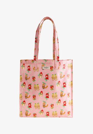 Sac fourre-tout rose avec de longues anses présentant un motif répétitif d'animaux fantaisistes, de fraises et de petites fleurs blanches.