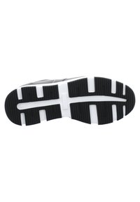 Schwarzer und weißer Sneaker-Sohlen mit tiefen Rillen für Traktion, glatter Textur und einem markanten Markenlogo-Abdruck.