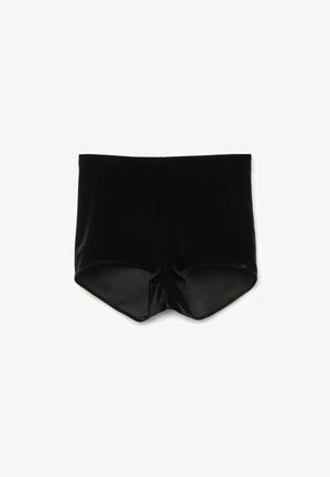Schwarze Samtshorts mit glatter Textur, die ein figurschmeichelndes Design und eine niedrige Taille aufweisen. Die Kanten sind sauber verarbeitet und ohne Verzierungen.