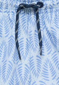 Světlé modré šortky s vzorem listů kapradiny a námořnickou šňůrkou s bílými akcenty. Vyrobeno z hladké tkaniny.