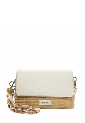 Obdélníkové béžové tkané psaníčko s bílým koženým klopou, střapcem a korálkovou ozdobou a kovovou značkovou štítkem "Suri Frey" na přední straně.