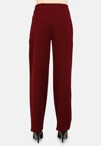 Pantalones de pierna ancha burdeos, confeccionados con una tela suave y diseño de cintura alta, que cuentan con pliegues delanteros sutiles y un ajuste relajado.