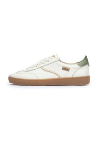 Baskets en cuir blanc avec un accent de talon vert, bout rond, détails cousus et semelle en caoutchouc naturel. Comprend des lacets plats et un logo sur le côté.