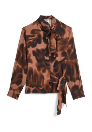 Bruine en zwarte blouse met patroon, uitgerust met een striksluiting en lange mouwen. Gemaakt van satijn, met een puntkraag en wikkelontwerp.