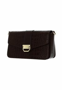 Borsa in pelle marrone scuro con una texture a coccodrillo, chiusura magnetica e dettagli in hardware dorato. Forma rettangolare con design a patta.