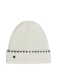 Gorro de punto blanco con canalé vertical, presentando una banda de acento negra en la parte inferior y un pequeño emblema metálico de marca en un lado.
