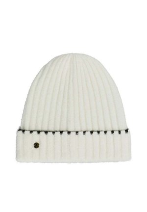 Gorro de punto blanco con canalé vertical, presentando una banda de acento negra en la parte inferior y un pequeño emblema metálico de marca en un lado.