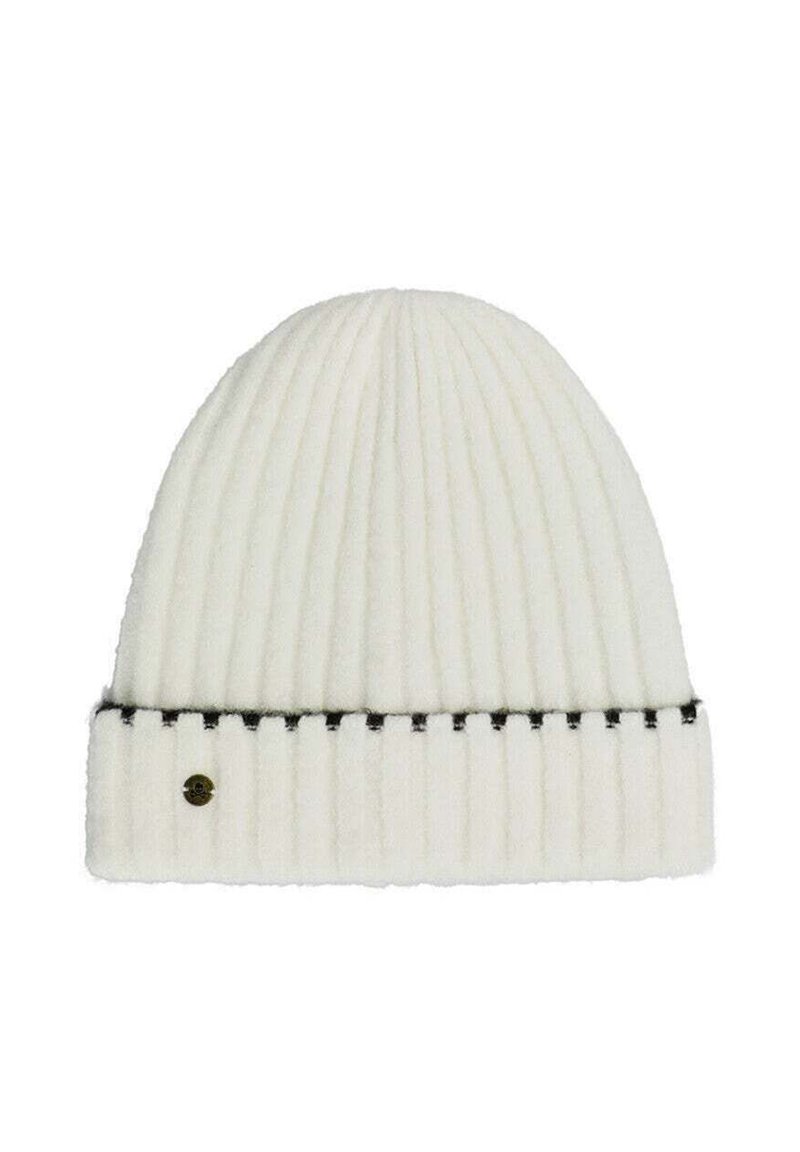 Gorro de punto blanco con canalé vertical, presentando una banda de acento negra en la parte inferior y un pequeño emblema metálico de marca en un lado.