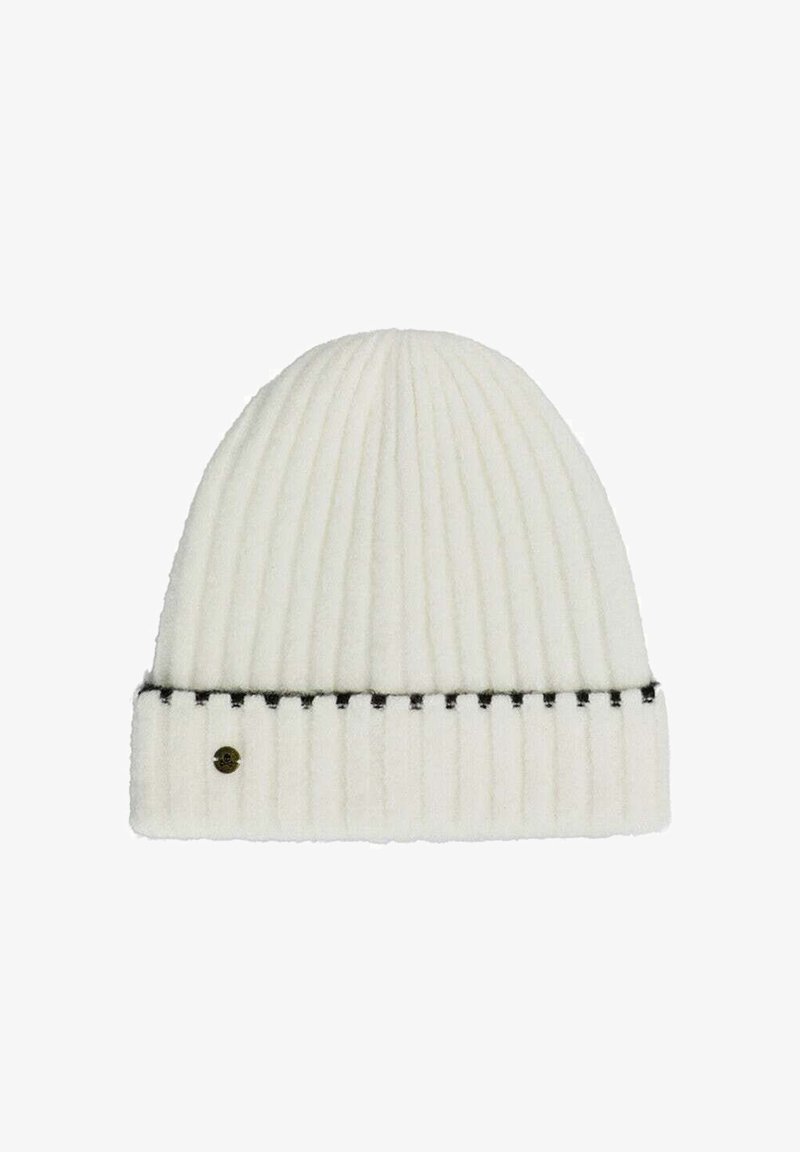 Gorro de punto blanco con canalé vertical, presentando una banda de acento negra en la parte inferior y un pequeño emblema metálico de marca en un lado.