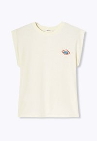 T-shirt à manches courtes de couleur jaune clair avec une coupe décontractée, arborant un logo "Summer Club" orange et bleu sur le côté gauche de la poitrine. Texture de tissu lisse.
