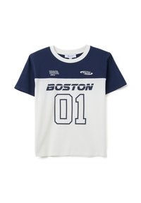 Camiseta de manga corta con un panel superior azul marino y parte inferior blanca. Presenta un fuerte texto de "BOSTON" y "01". Material de algodón, diseño de cuello redondo.