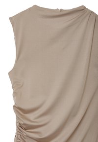 Top senza maniche color nude realizzato in tessuto morbido con texture drappeggiata e dettagli arricciati sul lato, caratterizzato da una chiusura a chiave sul retro.