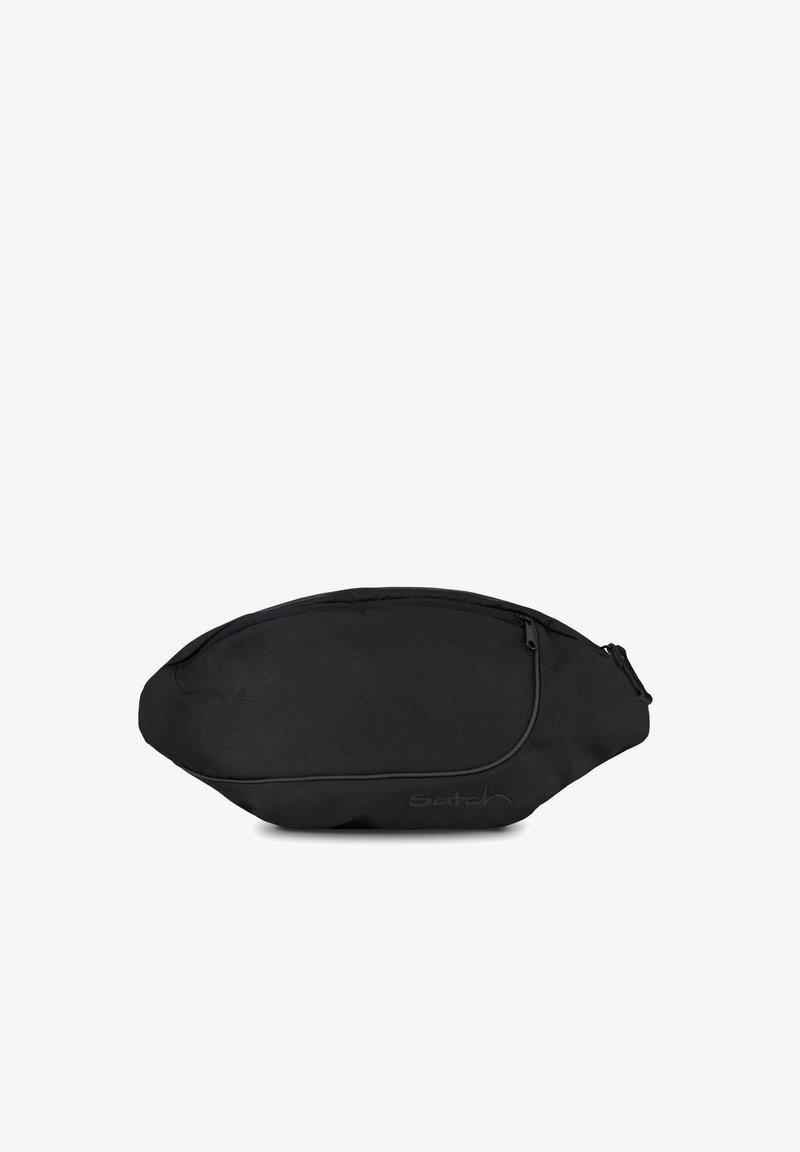 Schwarze Stoffbauchtasche mit curved Design, ausgestattet mit einem Reißverschluss, strukturiertem Oberflächen und einem dezenten Logo auf der Vorderseite.