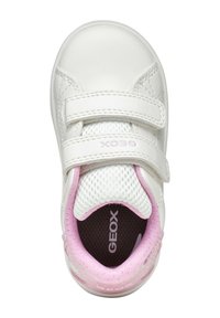 Chaussure de sport blanche avec des accents roses, sangles Velcro, doublure en mesh et semelle en caoutchouc texturé. Marque visible sur la semelle intérieure.