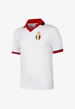Witte voetbalshirt met een rode kraag en zwarte accenten. Bevat een geborduurde Italiaanse vlag en ster boven het embleem op de borst.