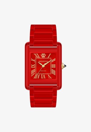 Reloj rectangular rojo con una caja y correa de plástico brillante. Números romanos y agujas en dorado. Presenta una corona con un acento negro. Fabricado en Suiza.