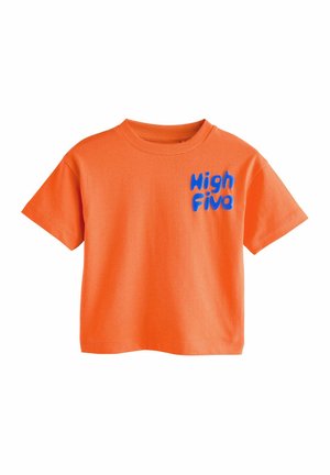 Oranges Baumwoll-T-Shirt mit kurzen Ärmeln und rundem Halsausschnitt. Mit blauem Text "High Five" auf der linken Brustseite. Glatte Textur.