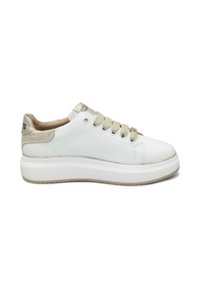 Sneaker in pelle bianca con accenti beige, punta tonda e suola piatta. Presenta lacci piatti e un dettaglio sul tallone testurizzato.