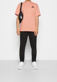Nike Sportswear Triko s potiskem - red