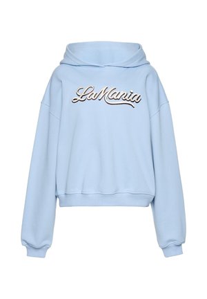 Jasnoniebieska krótka bluza z kapturem z długimi rękawami, z napisem "La Mania" wyhaftowanym na piersi białym i czarnym skryptem.