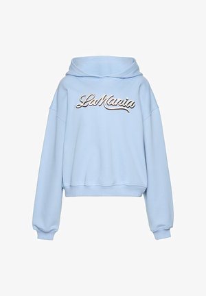 Jasnoniebieska krótka bluza z kapturem z długimi rękawami, z napisem "La Mania" wyhaftowanym na piersi białym i czarnym skryptem.