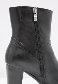 Caprice Botines con plataforma - black