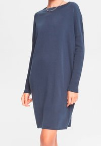 Robe tricotée bleu marine, dotée d'un col rond, de manches longues côtelées et d'une coupe décontractée. Texture douce et longueur mi-cuisse.