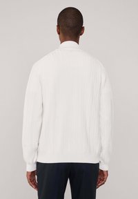 Maglione bianco a coste con collo alto e maniche lunghe, caratterizzato da un motivo testurizzato, polsini aderenti e orlo dritto.