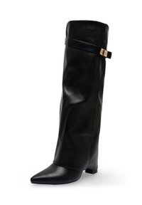 Bottine en cuir noir, hauteur genou, avec un bout pointu, présentant une texture lisse, une coupe slim et une accentuation en boucle dorée sur le dessus.