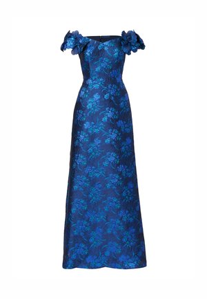 Długa, bezrękawna wieczorowa sukienka z teksturowanej niebieskiej tkaniny z kwiatowym wzorem oraz falbankami na ramionach.