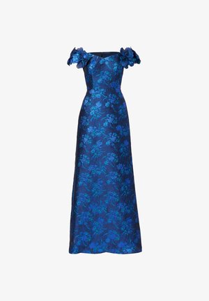 Długa, bezrękawna wieczorowa sukienka z teksturowanej niebieskiej tkaniny z kwiatowym wzorem oraz falbankami na ramionach.