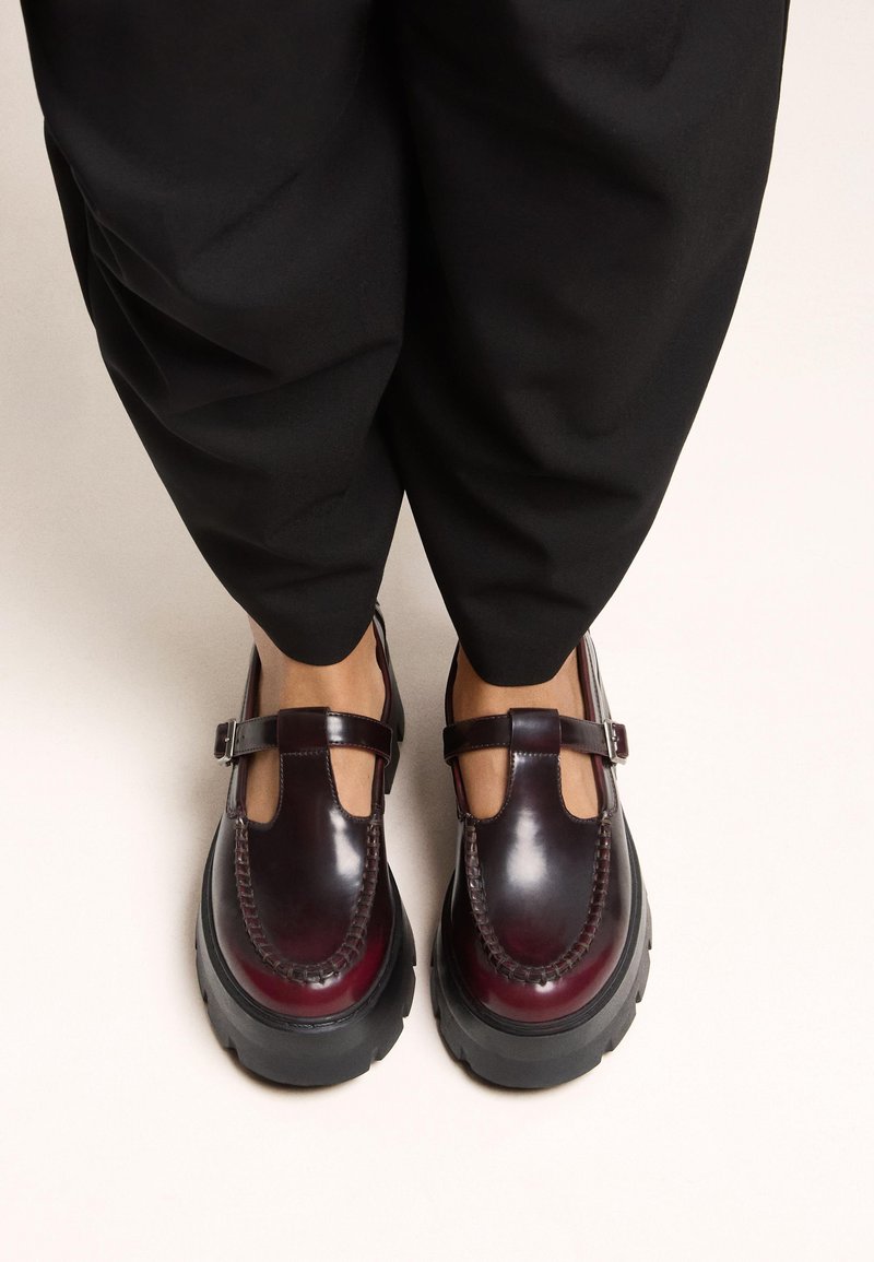 Bershka CHUNKY  STRAPPY  - Slipper - dark red