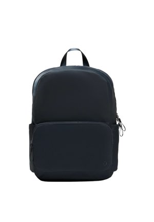 Sac à dos noir avec un dessus arrondi, poche avant zippée, poches latérales et une poignée supérieure sur fond blanc.