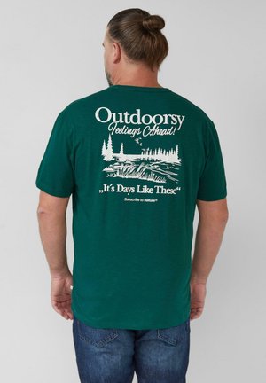 T-shirt print - tannengrün