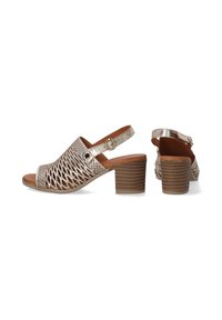 Metalické otevřené slingback boty s tkanou vrchní částí, hnědými akcenty a blokovým podpatkem s texturovaným povrchem.