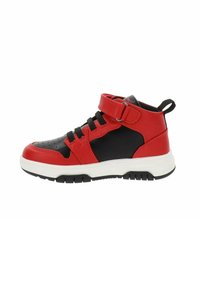 Wysokie sneakersy z czerwonym skórzanym wierzchem, czarnymi akcentami, białą podeszwą, czarnymi sznurówkami i rzepem zapewniającym pewne dopasowanie.