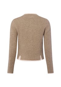 Hellbrauner, gestrickter Pullover mit langen Ärmeln, einem runden Halsausschnitt und blassrosafarbenen Akzenten. Auffällige Seitenschlitze am Saum unterstreichen das Design.