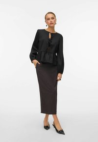 Juoda peplum tipo bliuska su kaklo raišteliu, derinama su lygiu, tamsiai dryžuotu pieštuku sijonu ir smailiais juodais slingback bateliais.