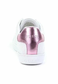 Vita sneaker med metallisk rosa häl, präglad logotyp, slät textur och vit gummisula. Designen har en ren, modern silhuett.