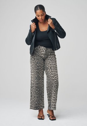 HOURGLASS WIDE LEG - Laza szabású farmerek - leopard print