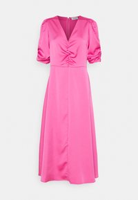 Vestido midi de cetim rosa com decote em V, corpete pregueado, mangas curtas bufantes e fecho oculto nas costas. Textura suave e design fluido.